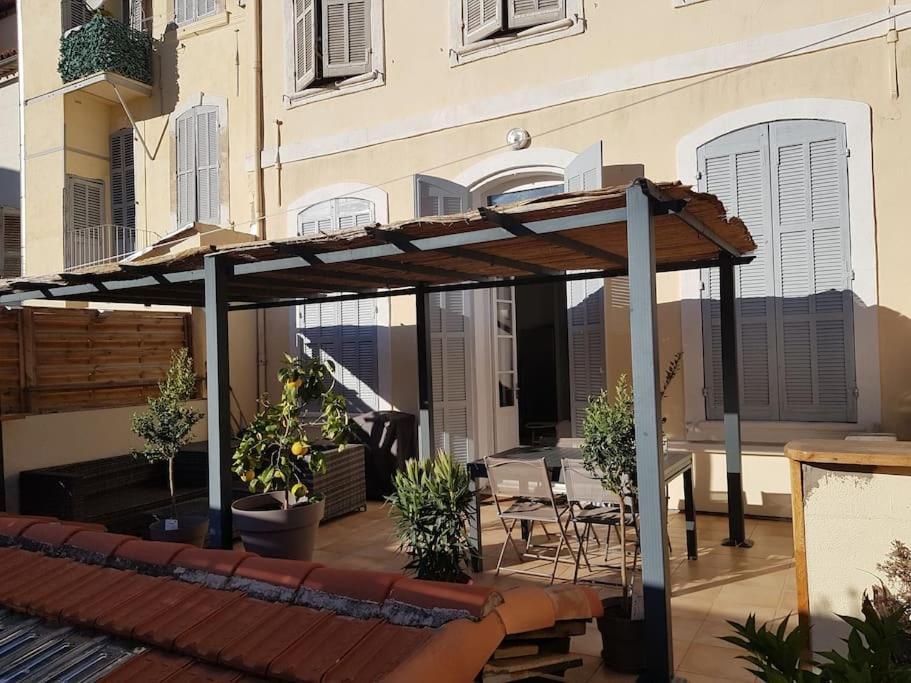 Superbe 2 Pieces Avec Grande Terrasse, Classe *** Marseille